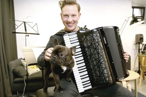 Užkulisiuose Martyno Levickio laukiantis šuo įbėga ir į sceną