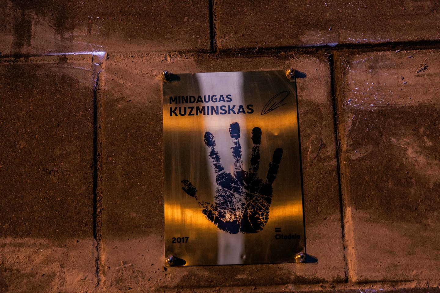M.Kuzminskas Vilniaus miestui padovanojo savo delno įspaudą.<br>Organizatorių nuotr.