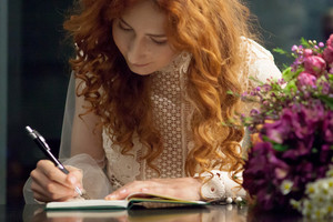 Nacionalinėje dailės galerijoje skambėjo eilėraščiai – Indrė Valantinaitė pristatė knygą „Trumpametražiai“