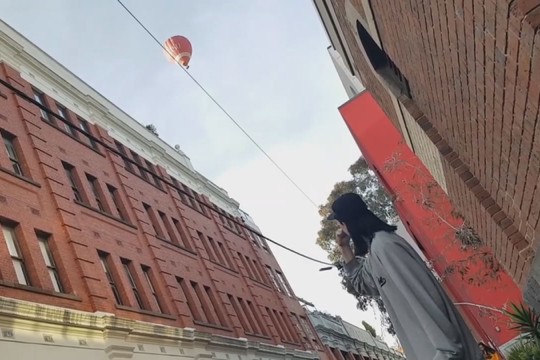 Tokios sėkmės vaikinas nesitikėjo – jam signalizuoja net oro balionai