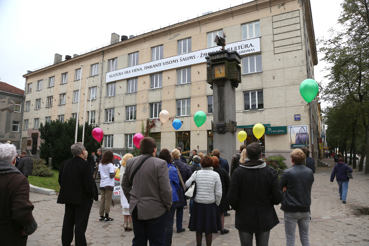  Naujojo sezono atidarymą Valstybinio Šiaulių dramos teatro aktoriai paskelbė per miesto centre surengtą akciją. <br> R.Vitkaus nuotr. 