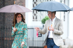 Dar negimusiam Catherine Middleton ir princo Williamo kūdikiui įteikta dovana 