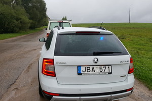 Išskirtinis reidas su nežymėta „Škoda“: vos spėjo fiksuoti lakstytojus