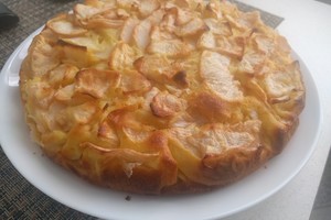 Smaližių džiaugsmui – obuolių pyragas „Aukštyn kojom“