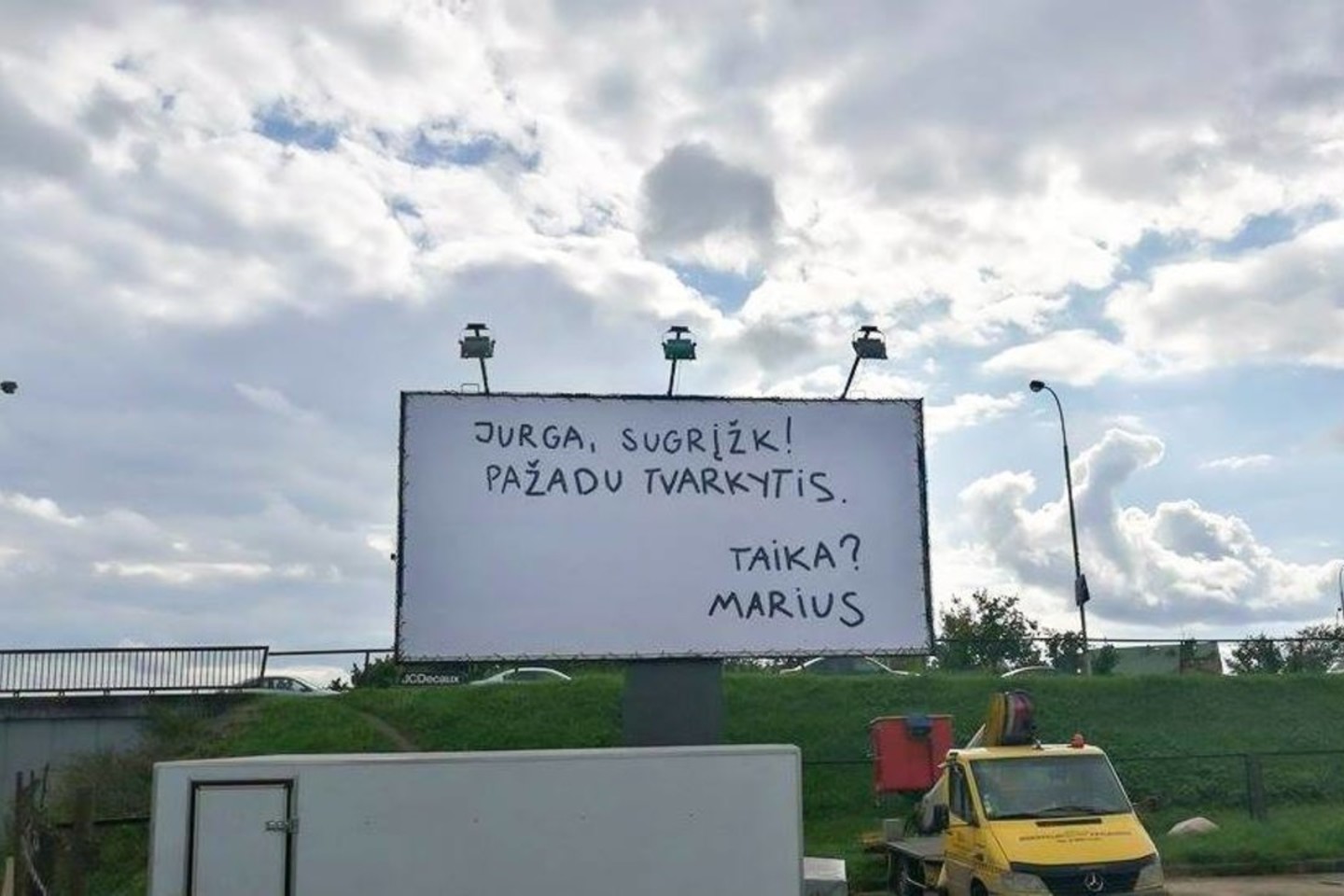 Socialiniame tinkle „Facebook“ daugiau kaip savaitę sukosi pagalbos šauksmas – vaikinas Marius, kurį gyvenimo draugė Jurga, esą, paliko dėl netvarkingumo, viešai atgailavo prašydamas jos sugrįžti ir žadėdamas nuo šiol tvarkytis. <br>Facebook nuotr.