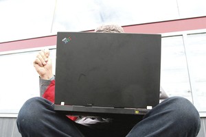 Į iškrypėlių rankas mergaites internete viliojo ir radijo redaktorius