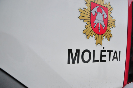 Įklimpę purve Molėtų r. prie liepsnojančio namo nesugebėjo privažiuoti net trys ugniagesių automobiliai