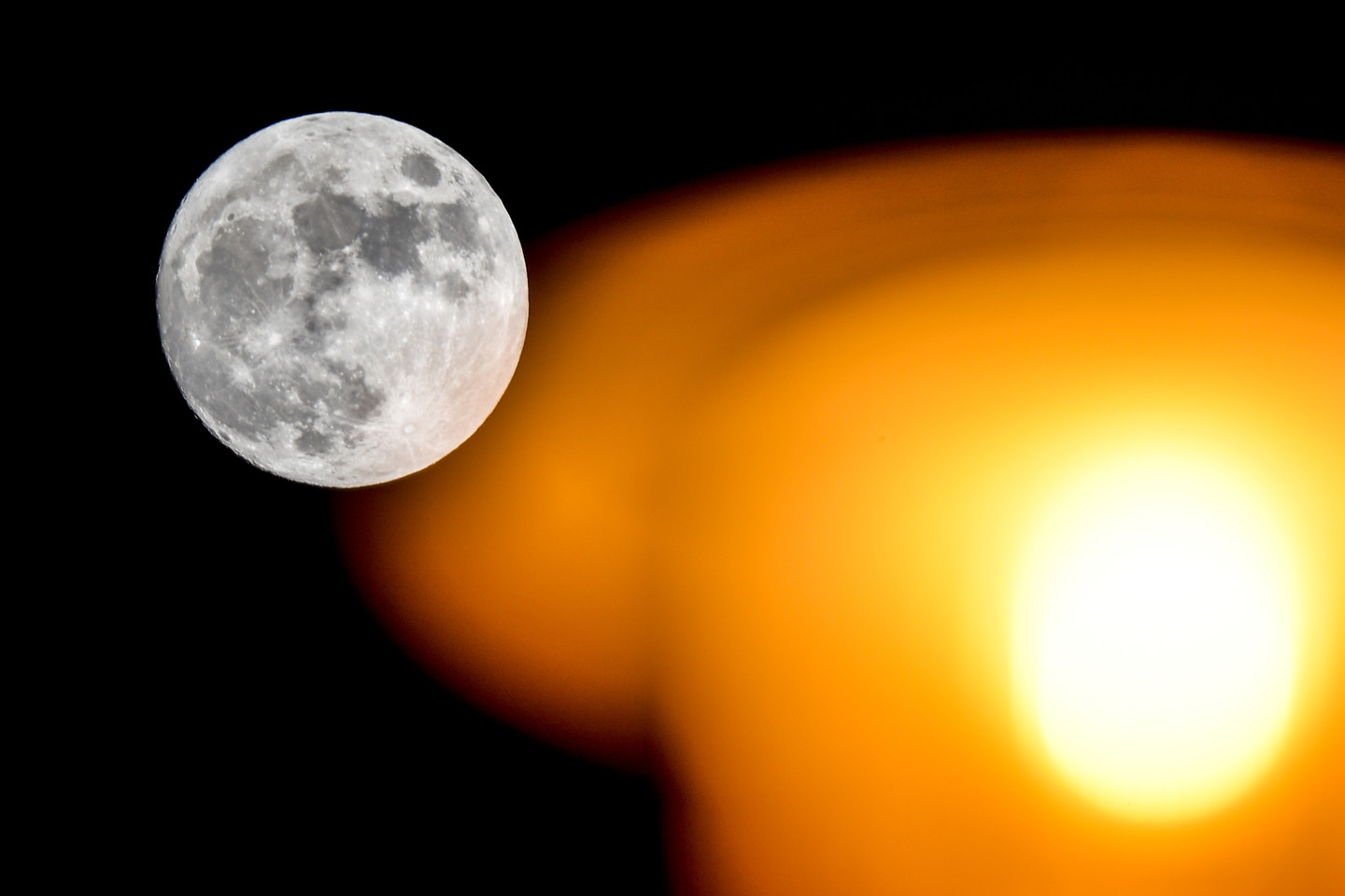 Mėnulis jau dabar tiriamas kibernetiniais zondais. Artimiausiais metais į palydovą planuojama pasiųsti kelis nusileidimo modulius ir mėnuleigius.<br>V.Ščiavinsko nuotr.