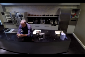 Liutauras Čeprackas surengė tikrą šou: užlipo ant stalo ir laižė svogūną