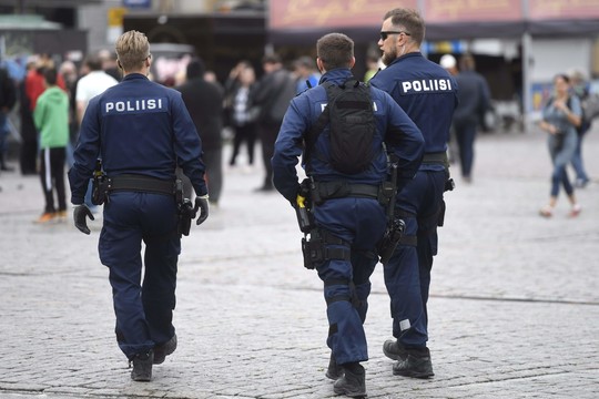 Prie Suomijos parlamento mėgino nusižudyti du žmonės