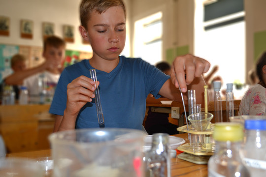 Chemijos laboratorijoje vaikai iš Šiaulių pasigamina ir pieno, ir ekologiškų ploviklių