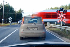 Į darbą skubėjusį vairuotoją prie pervažos sustabdė darbininko akibrokštas