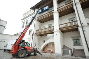 XIX a. „Lietuvos krikštą“, atvežtą su apsauga, į Valdovų rūmus teko įkelti kranu (foto)