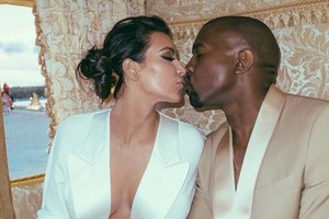 Kim Kardashian tėvas dėl slaptos dukters santuokos kaltino šeimos draugu tapusį nusikaltėlį