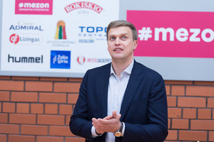  Į Šakių arenos palubes iškelti D. Adomaičio marškinėliai