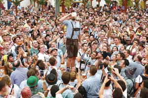 „Oktoberfest“ dalyvaujantys alaus mėgėjai teroro nebijo, bet alaus kainomis stebisi