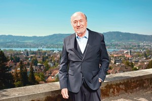 Galingąjį FIFA prezidentą Seppą Blatterį pražudė dūris į nugarą