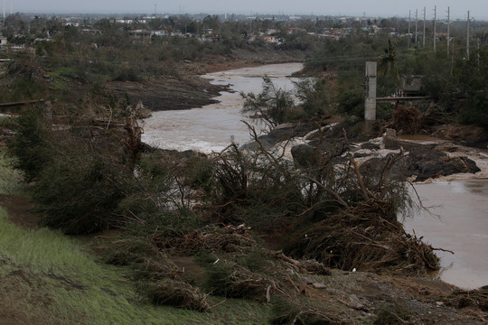 Nelaimės Puerto Rike nesibaigia: upė pralaužė užtvanką, žmonės gelbėjasi nuo potvynio