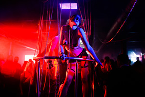 Audringas vakarėlis panardino lankytojus į raudoną tamsą