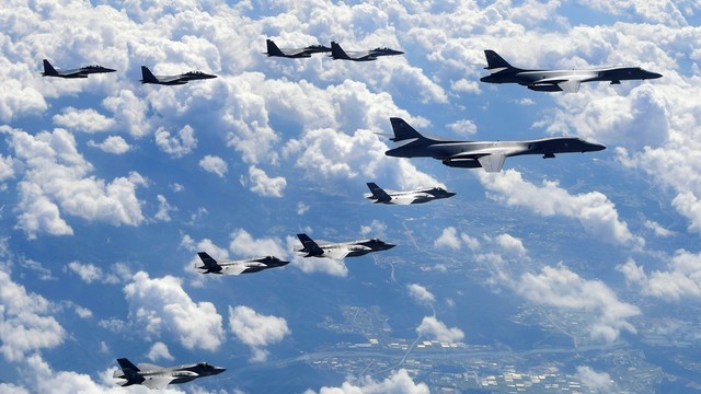 JAV demonstruoja jėgą – pasiuntė bombonešius link Šiaurės Korėjos krantų