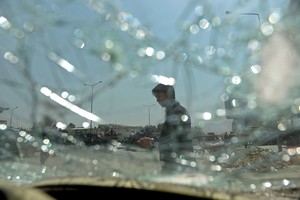 Automobilio vairuotojo vos nepražudė 4 kilogramų staigmena iš dangaus