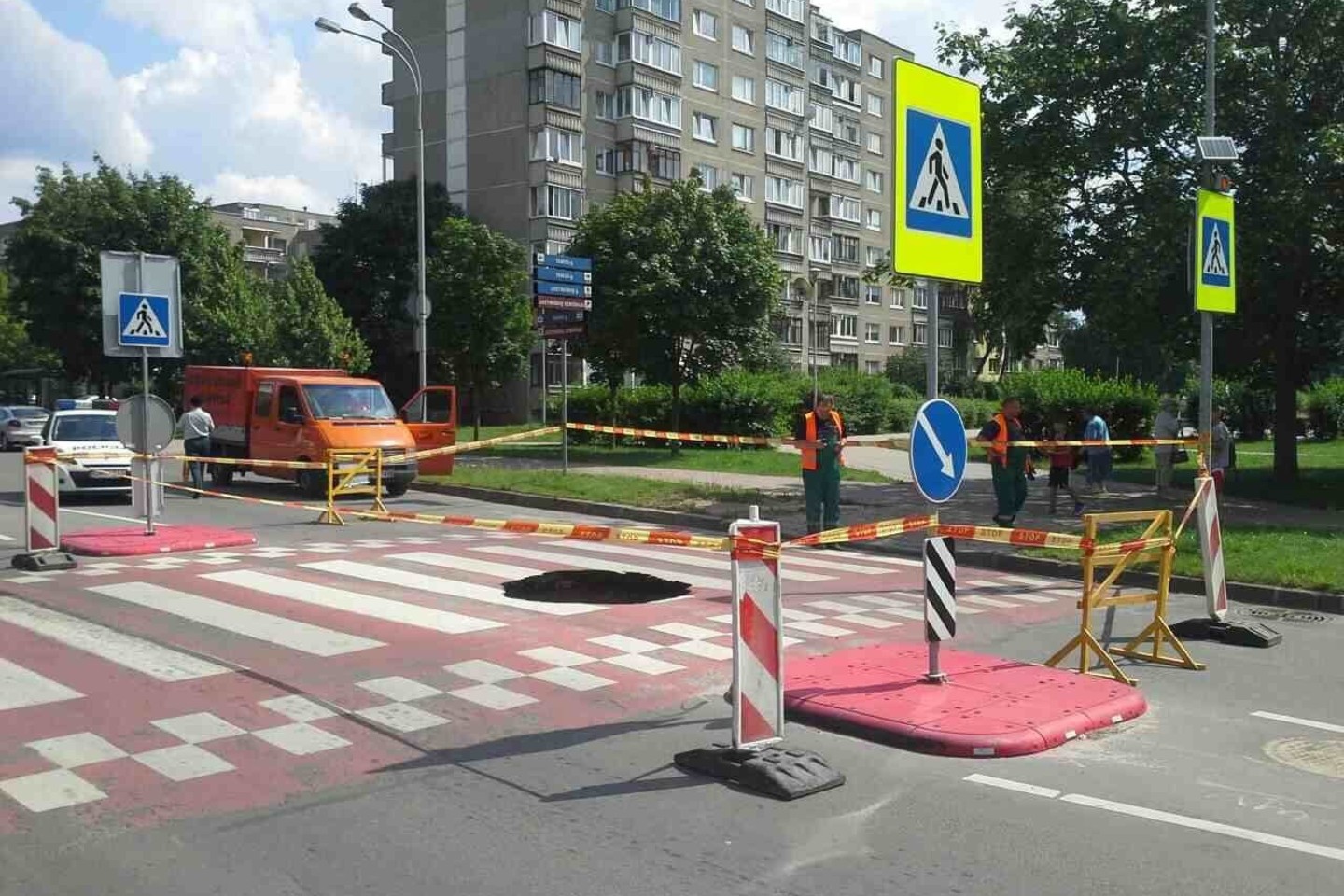 Liepos pabaigoje, toje pačioje gatvėje, netoli dabartinės smegduobės vietos, irgi buvę įgriuvęs asfaltas.<br>Lietuvos policjios nuotr.