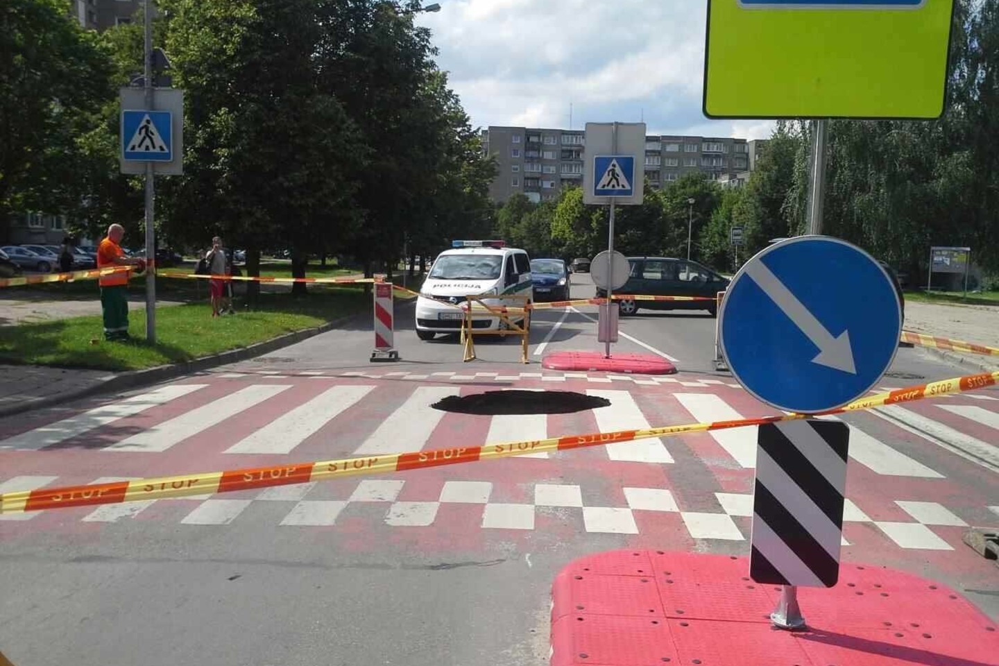Liepos pabaigoje, toje pačioje gatvėje, netoli dabartinės smegduobės vietos, irgi buvę įgriuvęs asfaltas.<br>Lietuvos policjios nuotr.