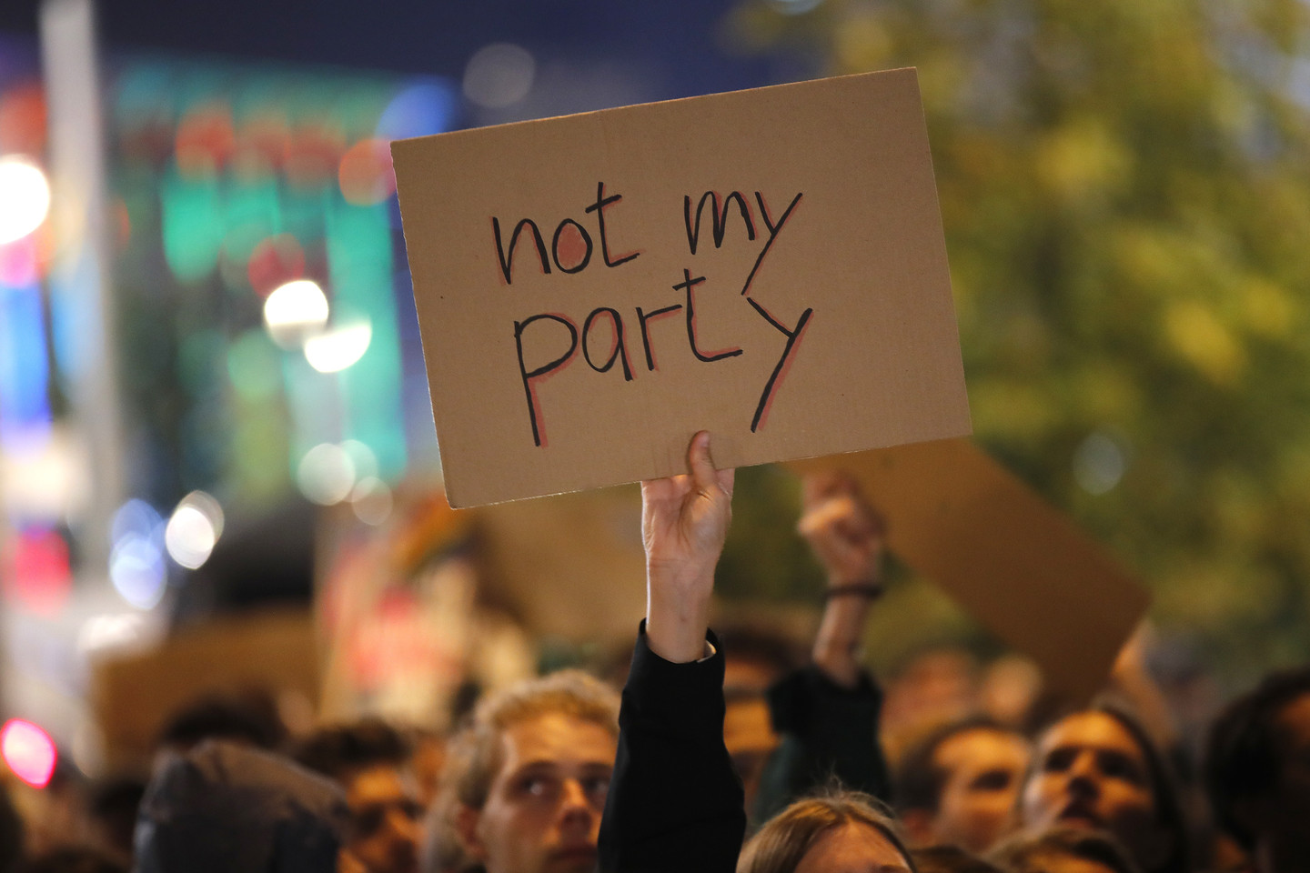 Vokietijoje vyko protestai prieš pirmąkart į parlamentą patekusią krašutinių dešiniųjų partiją „Alternatyva Vokietijai“.<br> AFP/Scanpix nuotr.
