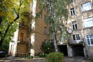 Vilniaus centre iš 5-o aukšto iškrito šešiametė