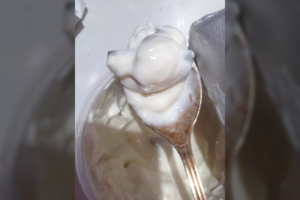 Maitinant sūnų išgąsdino radinys indelyje: „Tikrinkite viską, ką duodate vaikams“