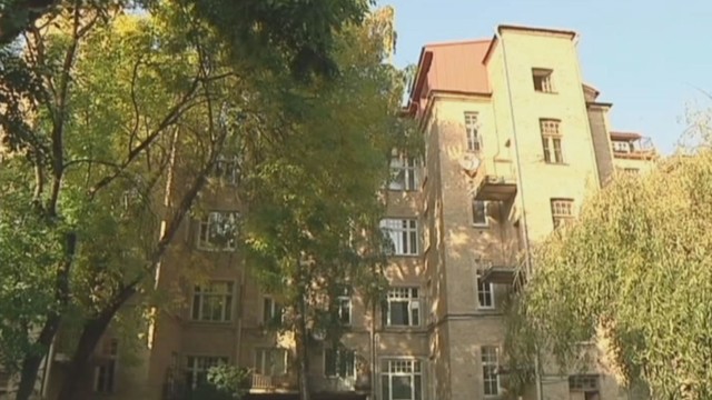 Vilniaus centre skaudi nelaimė - iš 5-o aukšto iškrito mergaitė