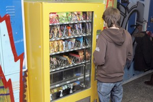 Tėvai sunerimę: užkandžių automatai mokyklose tukina vaikus