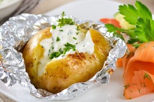 Viena aliuminio folijos pusė yra blizgi, o kita – matinė: atsakymas paprastas