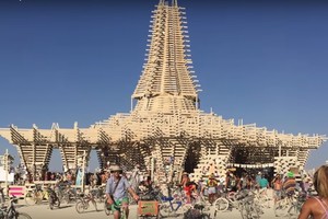 Iš šimto mirusių medžių šventyklą surentė tam, kad sudegintų