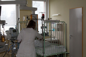 Motinystė nepilnametei apkarto – dėl supurtyto kūdikio gresia griežčiausia bausmė