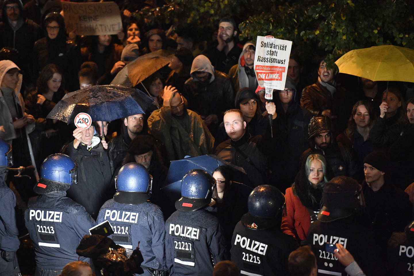 Įvairiuose Vokietijos miestuose kilo protestai, kai išaiškėjo rezultatai.<br> AP nuotr.