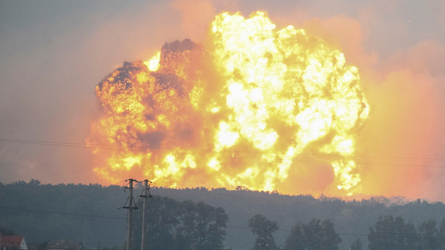 Ukrainoje per gaisrą ginklų saugykloje sproginėjo artilerijos sviediniai