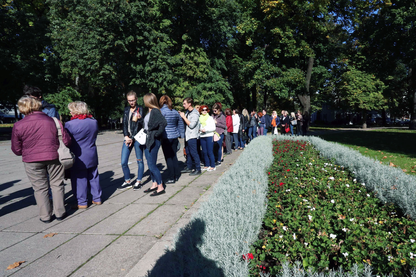  Kauno centre nusidriekė įspūdingo ilgio eilė prie bilietų kasos.<br> M.Patašiaus nuotr.