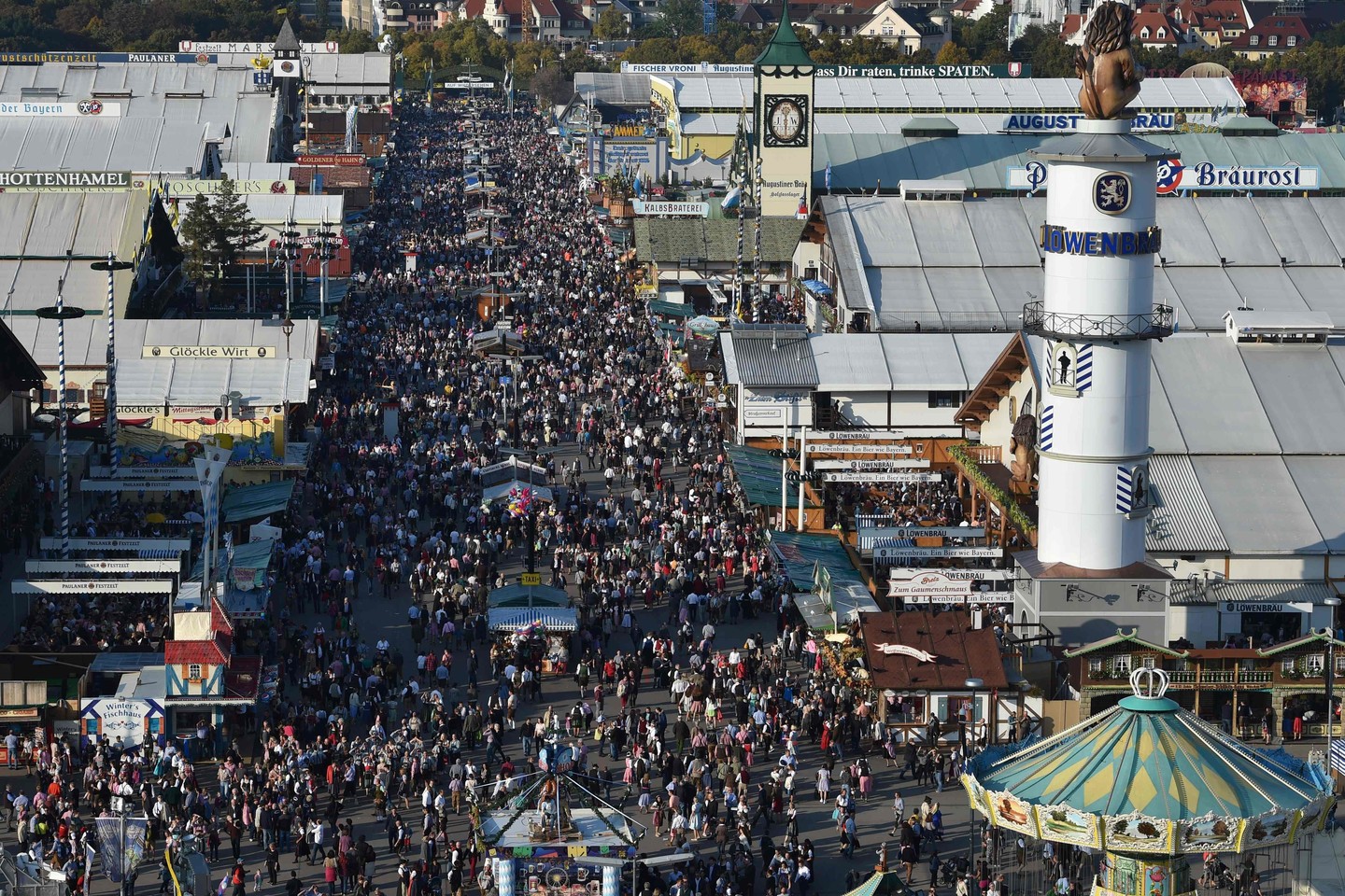  Ir vėl Oktoberfesto festivalis sutrauks alaus mėgėjus iš viso pasaulio į Miuncheną. <br>  AFP/Scanpix nuotr.