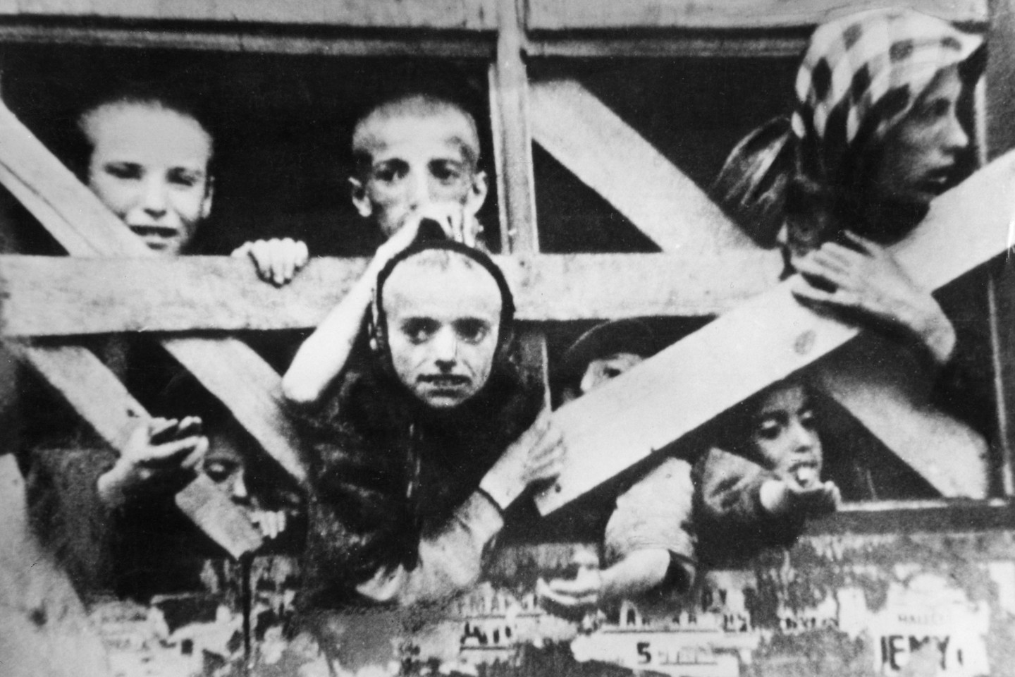 Daugelio neišgelbėtų žydų laukė kelionė į koncentracijos stovyklas.<br>„ViDA Press“ (Camera Press/CAF) nuotr.