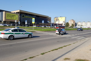 Nelaimė Kaune: automobilis parbloškė dvi merginas