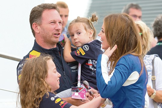 Garsios atlikėjos laimės lygtį išsprendė lenktynininkas
