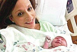 Gedinti motina perspėja: neleiskite bučiuoti savo kūdikio – jis gali numirti