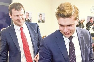 Kairiųjų kieme – skersvėjai ir keistai kybantys politikai