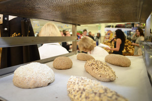 Ekonomistai: sparčiai augant kainoms, gyventojai įperka mažiau produktų