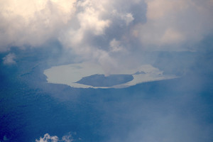 Vanuatu nurodė evakuoti žmones iš salos, kurioje nubudo ugnikalnis