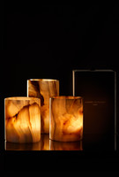 Ramunė Piekautaitė namų liniją pradeda onikso akmens žvakidėmis