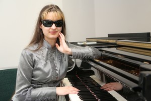 Išskirtiniu talentu apdovanota akla pianistė netrokšta susigrąžinti regėjimo