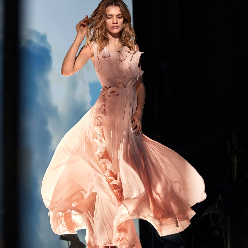  Šią suknelę H &amp; M sukūrė iš 89 plastikinių butelių.