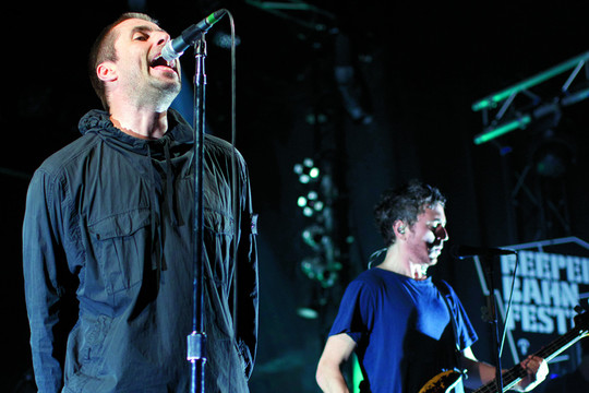 Matėme savo akimis: skandalingasis roko plevėsa Liamas Gallagheris į sceną sugrįžo pasikeitęs